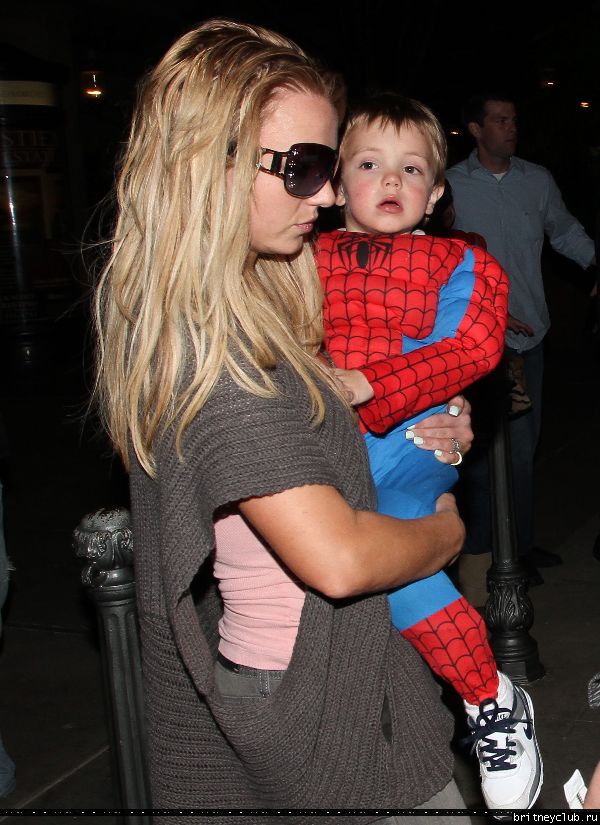Бритни с семьей посещает кинотеатр19.jpg(Бритни Спирс, Britney Spears)