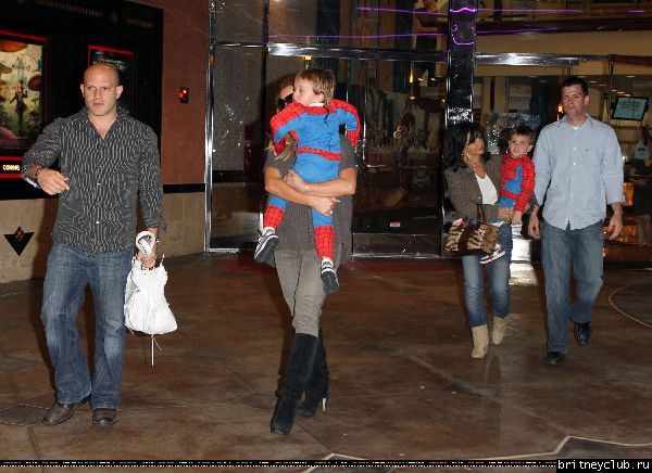 Бритни с семьей посещает кинотеатр20.jpg(Бритни Спирс, Britney Spears)