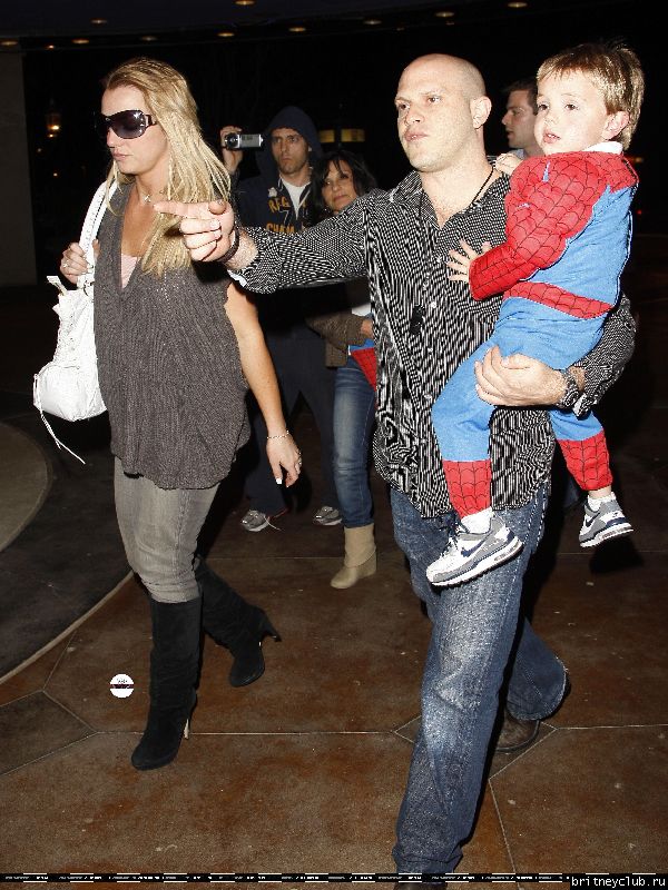 Бритни с семьей посещает кинотеатр53.jpg(Бритни Спирс, Britney Spears)