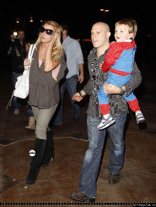 Бритни с семьей посещает кинотеатр73.jpg(Бритни Спирс, Britney Spears)