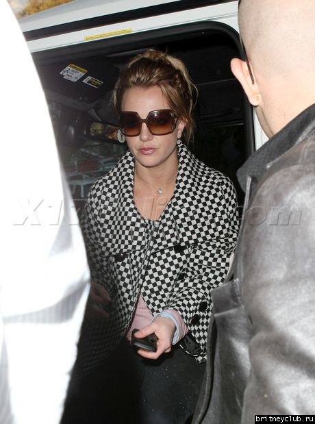 Бритни посещает салон Nine Zero One в Западном Голливуде24.jpg(Бритни Спирс, Britney Spears)