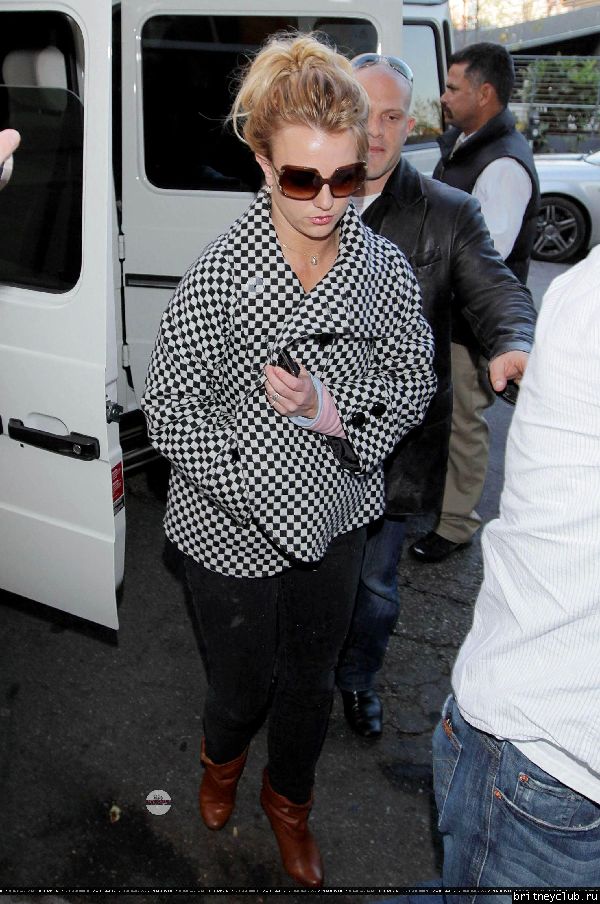 Бритни посещает салон Nine Zero One в Западном Голливуде43.jpg(Бритни Спирс, Britney Spears)
