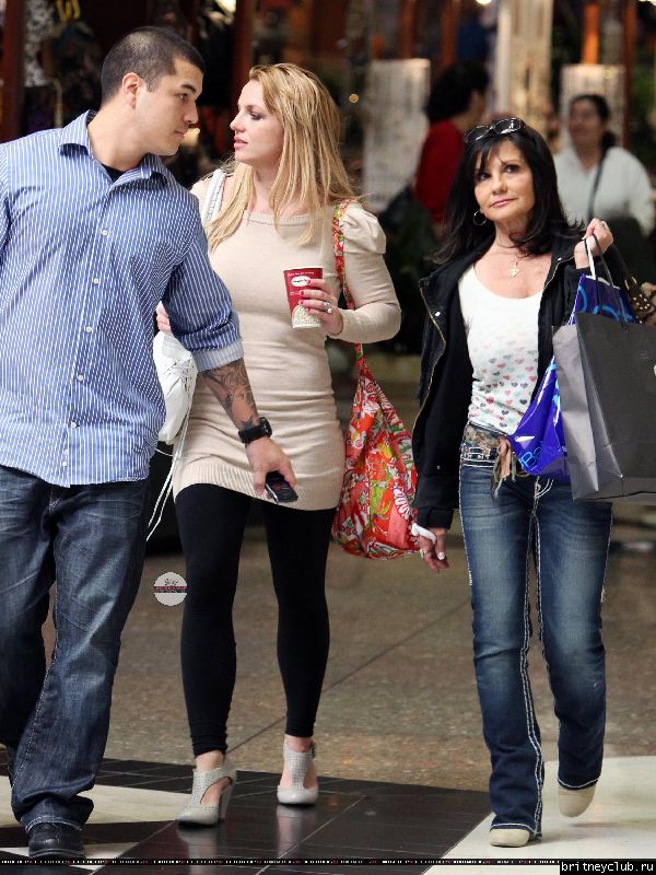 Бритни с мамой на шоппинге в Glendale Galleria04.jpg(Бритни Спирс, Britney Spears)