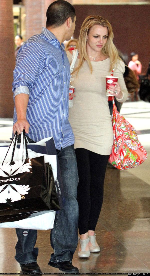 Бритни с мамой на шоппинге в Glendale Galleria11.jpg(Бритни Спирс, Britney Spears)