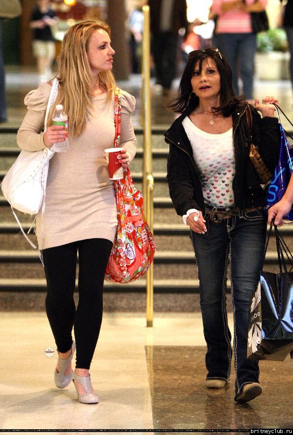 Бритни с мамой на шоппинге в Glendale Galleria14.jpg(Бритни Спирс, Britney Spears)