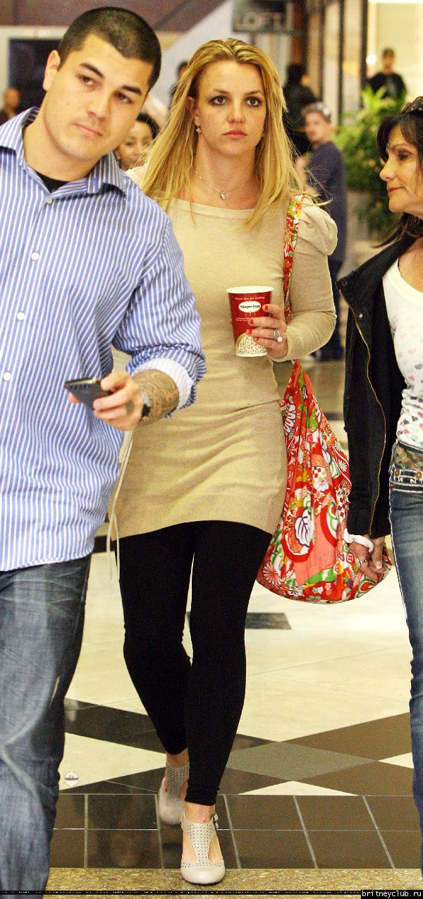 Бритни с мамой на шоппинге в Glendale Galleria16.jpg(Бритни Спирс, Britney Spears)