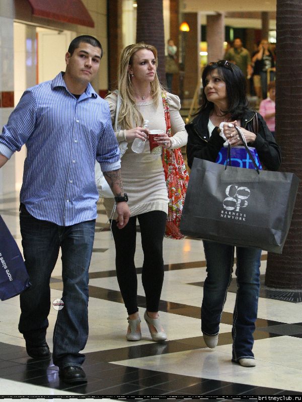 Бритни с мамой на шоппинге в Glendale Galleria22.jpg(Бритни Спирс, Britney Spears)
