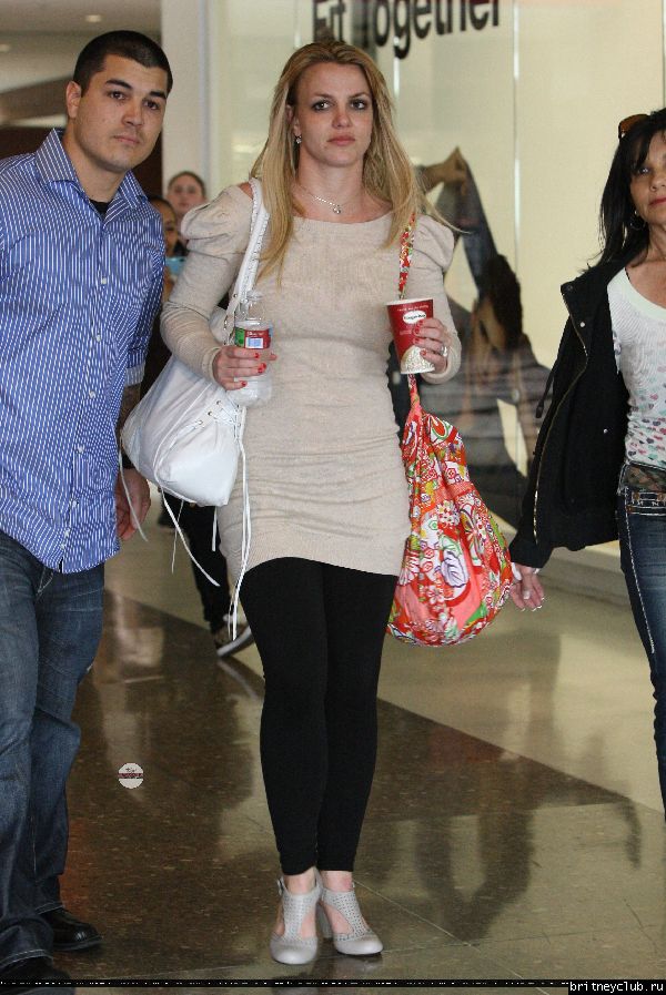 Бритни с мамой на шоппинге в Glendale Galleria23.jpg(Бритни Спирс, Britney Spears)