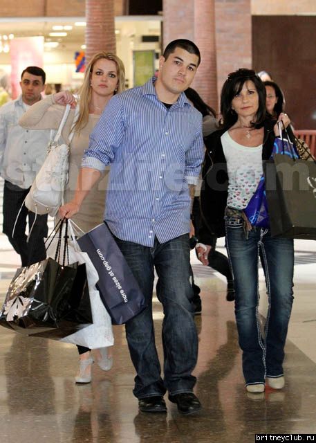 Бритни с мамой на шоппинге в Glendale Galleria27.jpg(Бритни Спирс, Britney Spears)