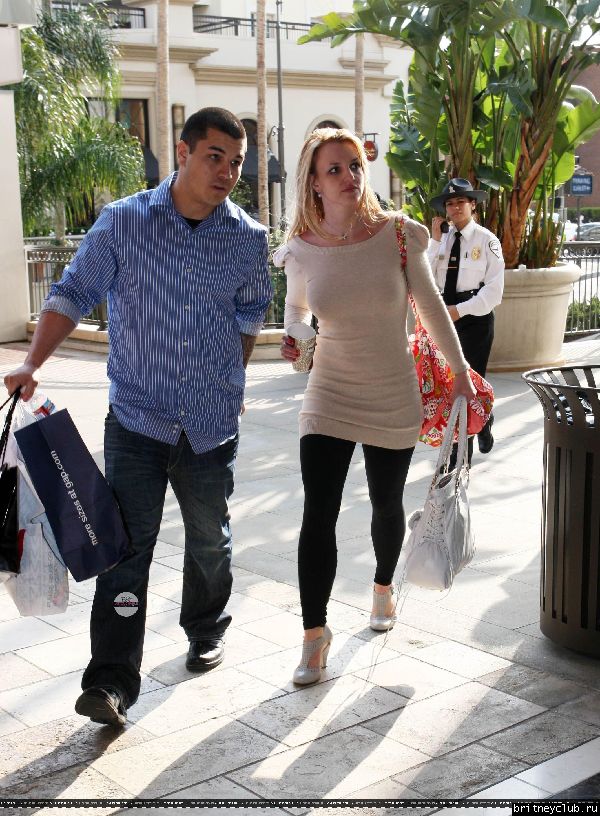 Бритни с мамой на шоппинге в Glendale Galleria31.jpg(Бритни Спирс, Britney Spears)