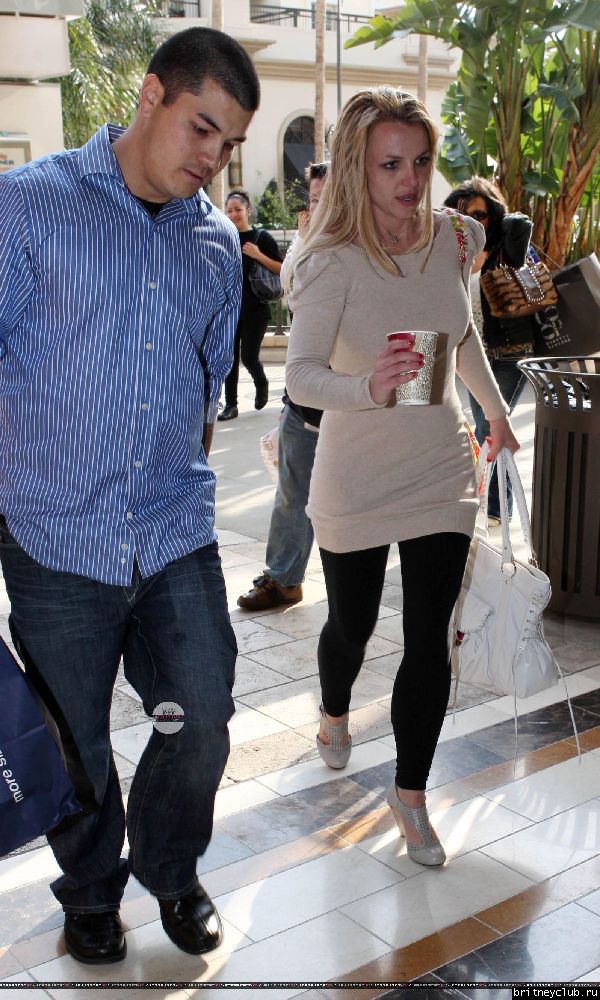 Бритни с мамой на шоппинге в Glendale Galleria35.jpg(Бритни Спирс, Britney Spears)