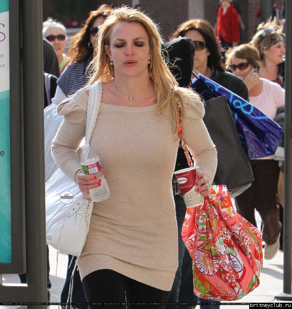 Бритни с мамой на шоппинге в Glendale Galleria38.jpg(Бритни Спирс, Britney Spears)