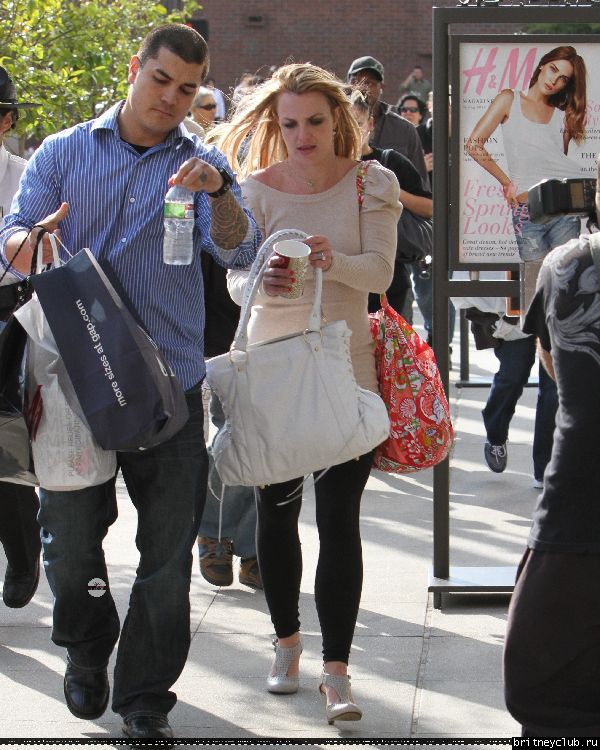 Бритни с мамой на шоппинге в Glendale Galleria40.jpg(Бритни Спирс, Britney Spears)