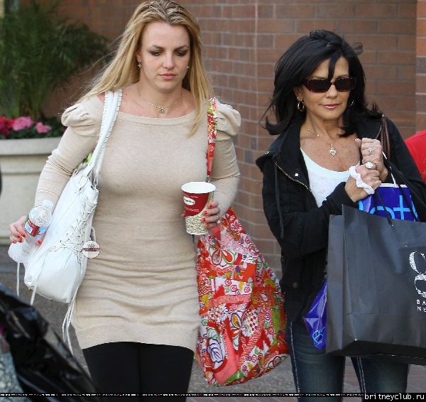 Бритни с мамой на шоппинге в Glendale Galleria43.jpg(Бритни Спирс, Britney Spears)