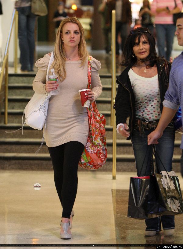 Бритни с мамой на шоппинге в Glendale Galleria64.jpg(Бритни Спирс, Britney Spears)