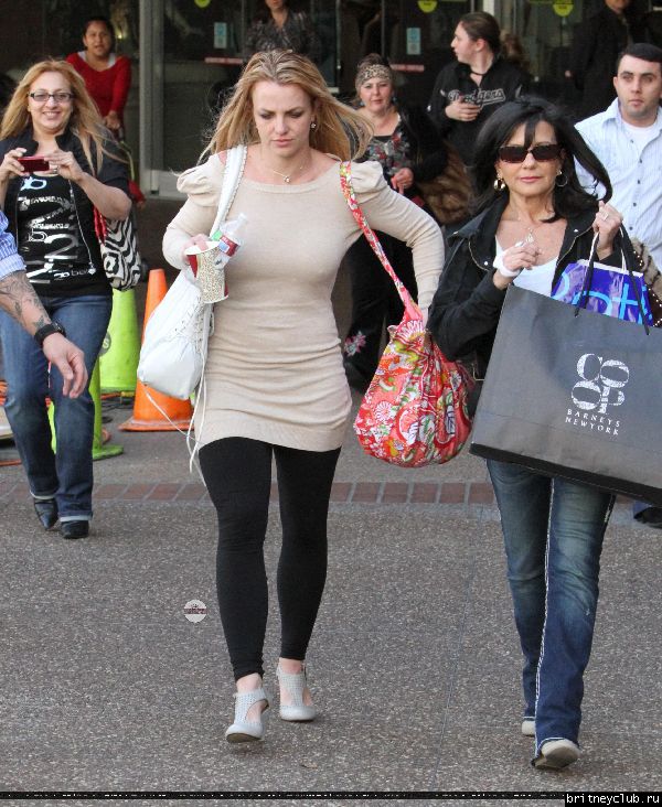 Бритни с мамой на шоппинге в Glendale Galleria73.jpg(Бритни Спирс, Britney Spears)