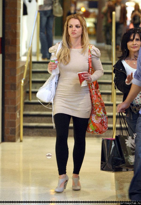 Бритни с мамой на шоппинге в Glendale Galleria81.jpg(Бритни Спирс, Britney Spears)