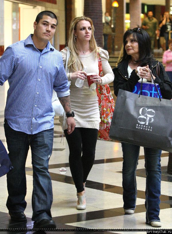 Бритни с мамой на шоппинге в Glendale Galleria82.jpg(Бритни Спирс, Britney Spears)
