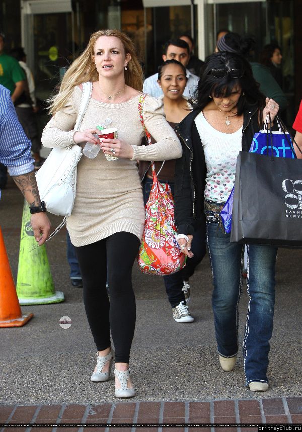 Бритни с мамой на шоппинге в Glendale Galleria84.jpg(Бритни Спирс, Britney Spears)