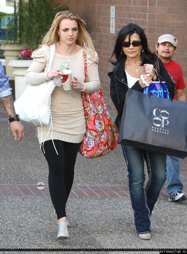 Бритни с мамой на шоппинге в Glendale Galleria85.jpg(Бритни Спирс, Britney Spears)