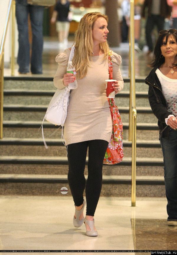 Бритни с мамой на шоппинге в Glendale Galleria86.jpg(Бритни Спирс, Britney Spears)
