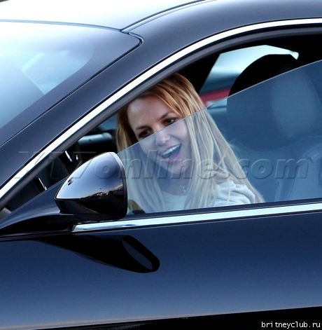 Бритни покупает автомобиль в Беверли Хиллз05.jpg(Бритни Спирс, Britney Spears)