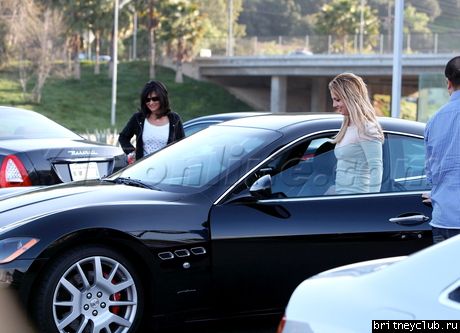 Бритни покупает автомобиль в Беверли Хиллз08.jpg(Бритни Спирс, Britney Spears)