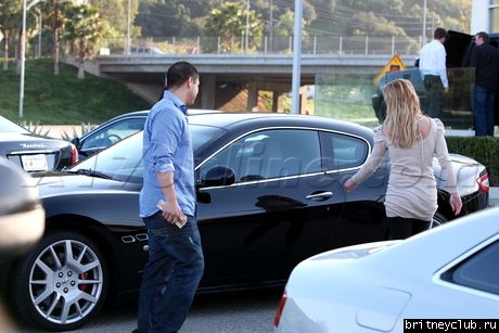 Бритни покупает автомобиль в Беверли Хиллз09.jpg(Бритни Спирс, Britney Spears)