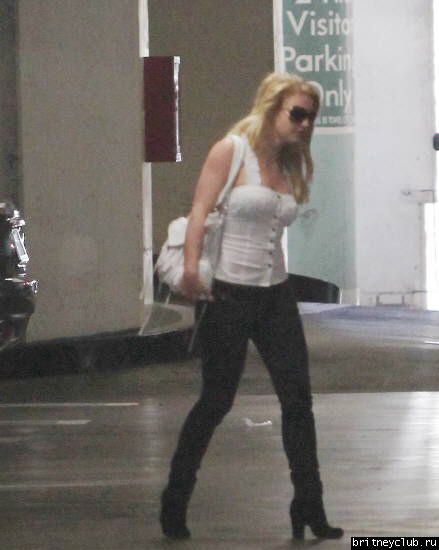 Бритни с семьей посещает офис в Лос-Анджелесе03.jpg(Бритни Спирс, Britney Spears)