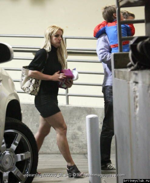Бритни прибывает в  магазин Sherman Oaks Galleria8.jpg(Бритни Спирс, Britney Spears)