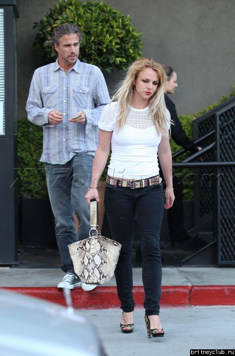 Бритни и Джейсон посещают ресторан Bandera 19.jpg(Бритни Спирс, Britney Spears)