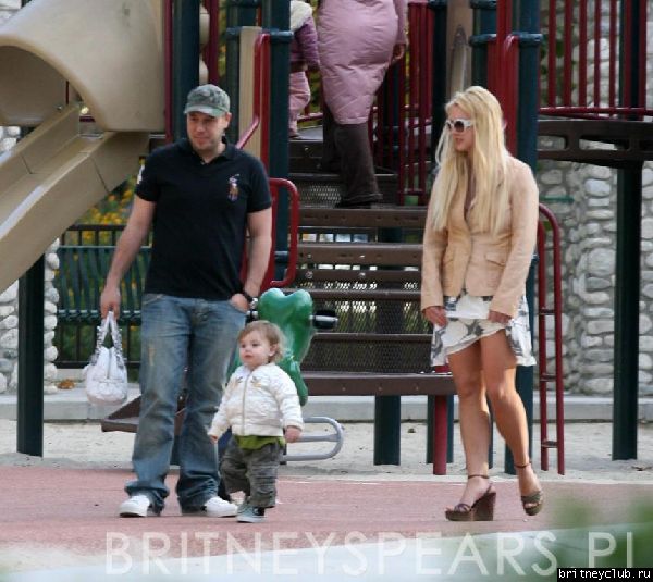 Бритни и Шон на детской площадке07.jpg(Бритни Спирс, Britney Spears)