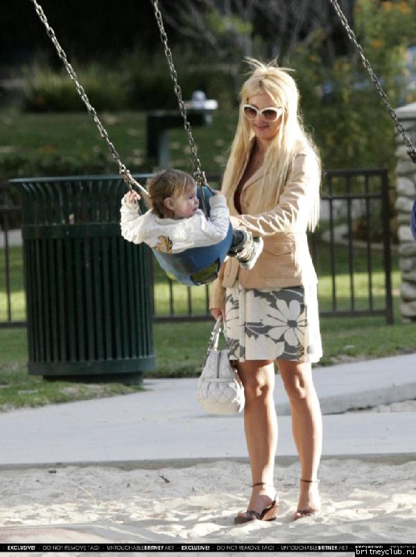 Бритни и Шон на детской площадке15.jpg(Бритни Спирс, Britney Spears)