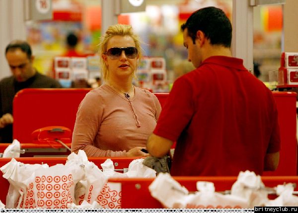 Бритни делает покупки в магазине Target50.jpg(Бритни Спирс, Britney Spears)