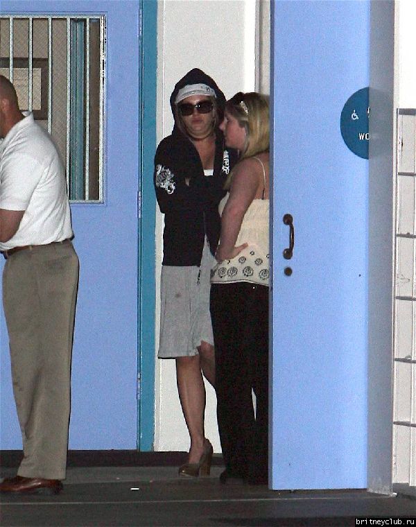 Бритни посещает церковь в Pacific Palisades13.jpg(Бритни Спирс, Britney Spears)