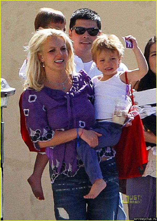 Бритни забирает детей после кружка Каратэ03.jpg(Бритни Спирс, Britney Spears)