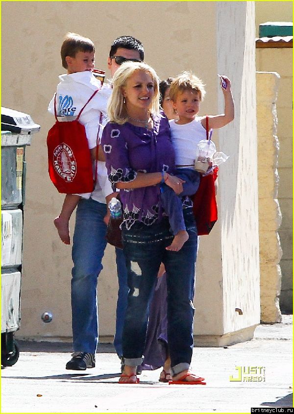 Бритни забирает детей после кружка Каратэ06.jpg(Бритни Спирс, Britney Spears)