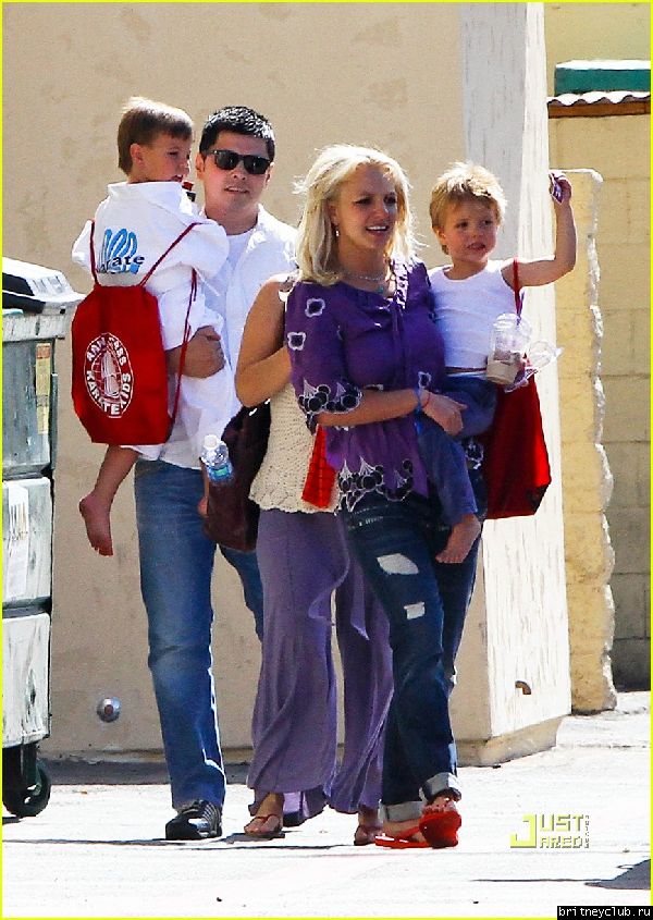 Бритни забирает детей после кружка Каратэ08.jpg(Бритни Спирс, Britney Spears)