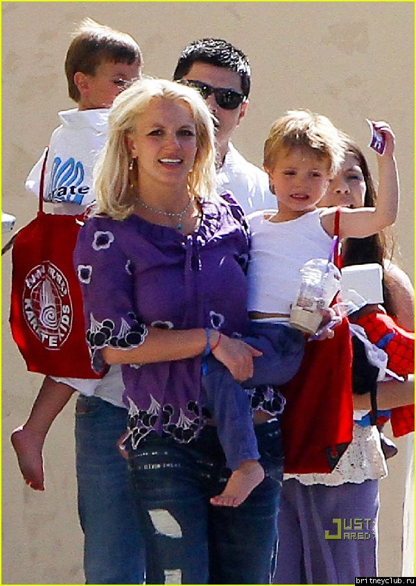 Бритни забирает детей после кружка Каратэ09.jpg(Бритни Спирс, Britney Spears)
