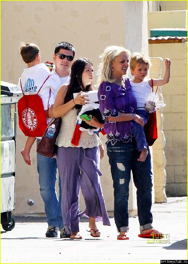 Бритни забирает детей после кружка Каратэ10.jpg(Бритни Спирс, Britney Spears)