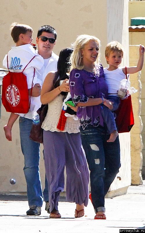 Бритни забирает детей после кружка Каратэ12.jpg(Бритни Спирс, Britney Spears)