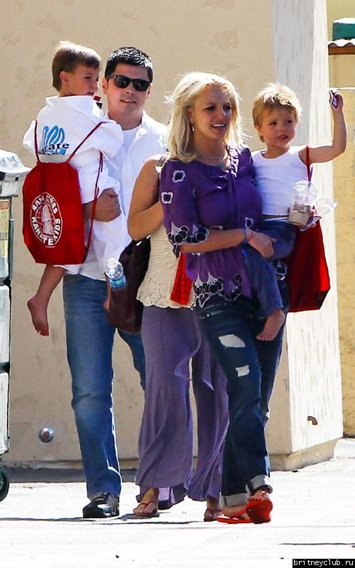 Бритни забирает детей после кружка Каратэ13.jpg(Бритни Спирс, Britney Spears)