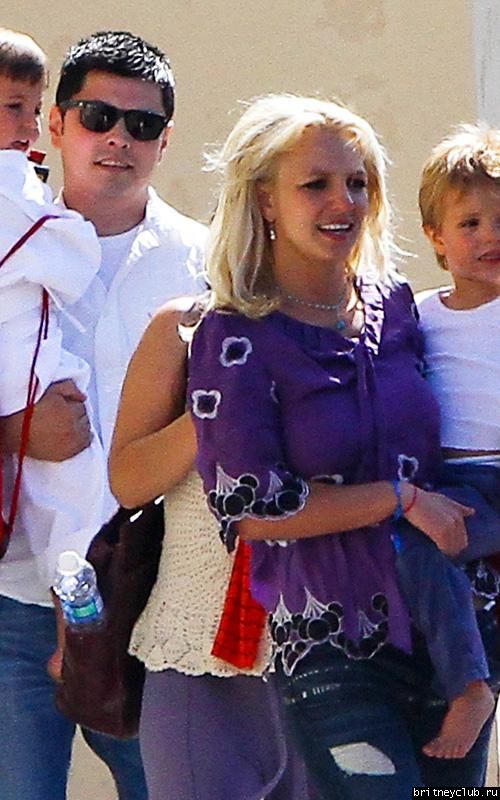 Бритни забирает детей после кружка Каратэ14.jpg(Бритни Спирс, Britney Spears)