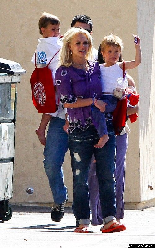 Бритни забирает детей после кружка Каратэ15.jpg(Бритни Спирс, Britney Spears)