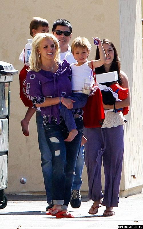Бритни забирает детей после кружка Каратэ16.jpg(Бритни Спирс, Britney Spears)