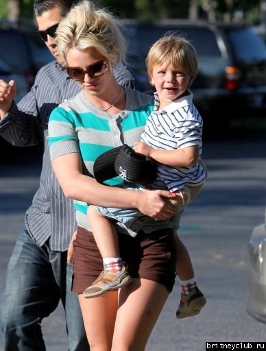 Бритни с семьей в Калабасасе15.jpg(Бритни Спирс, Britney Spears)