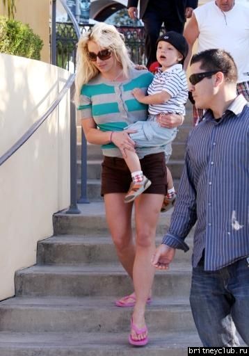 Бритни с семьей в Калабасасе17.jpg(Бритни Спирс, Britney Spears)