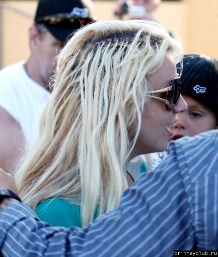 Бритни с семьей в Калабасасе24.jpg(Бритни Спирс, Britney Spears)