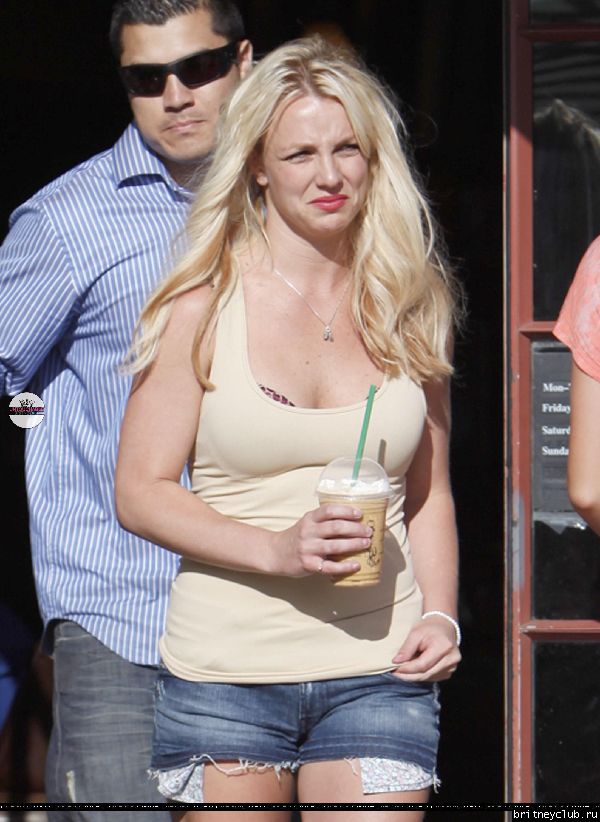 Бритни покидает Starbucks26.jpg(Бритни Спирс, Britney Spears)
