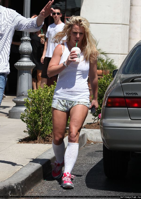 Бритни посещает Starbucks103.jpg(Бритни Спирс, Britney Spears)